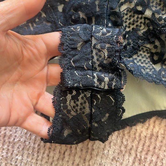 NWOT Lulu's Black Lace Deep V Bodysuit Size XS - Picture 2 of 6